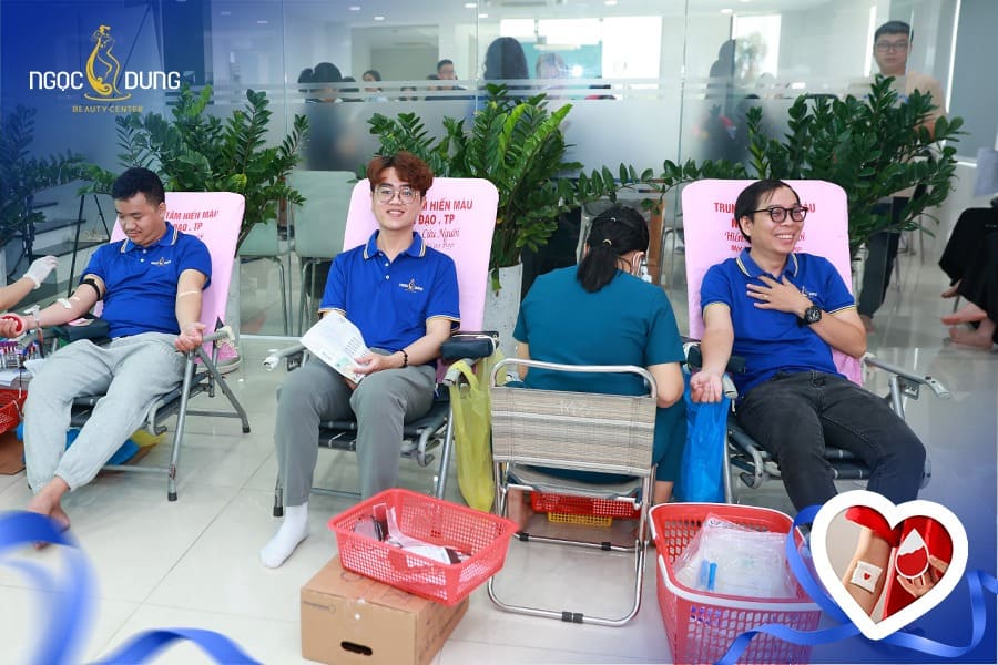 Khoảnh khắc CBNV Ngọc Dung chung tay sẻ chia giọt máu hồng, lan tỏa yêu thương