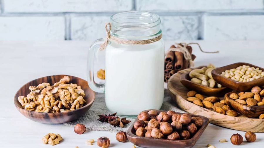 Hạnh nhân và sữa chứa nhiều dưỡng chất cần thiết để làm sáng nhũ hoa