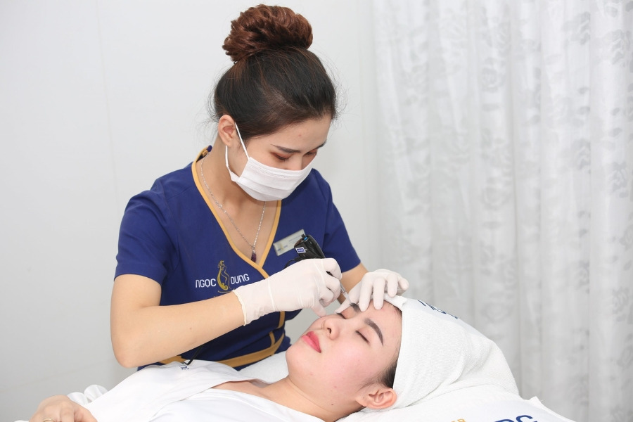 Dịch vụ phẩy sợi mày chuyên nghiệp tại Master Phun Xăm