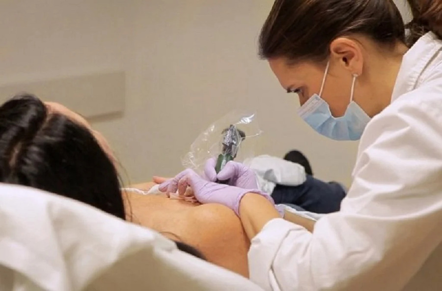 Những nơi có cơ sở vật chất hiện đại thì giá phun nhũ hoa cũng cao hơn