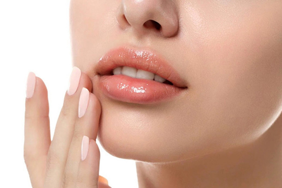 Phun môi collagen sử dụng đầu kim siêu nhỏ đưa mực xăm cùng tinh chất collagen vào lớp thượng bì của môi