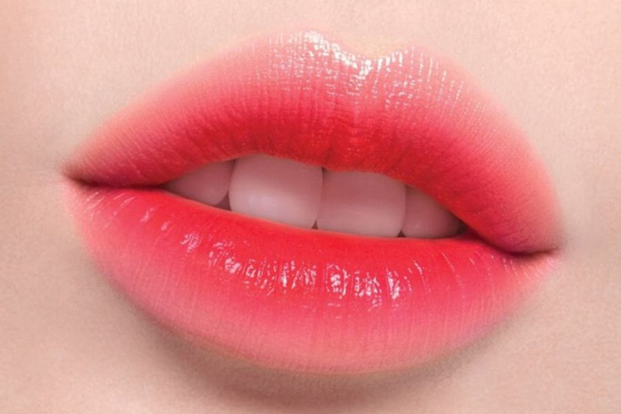 Phun môi xí muội là kỹ thuật tạo hiệu ứng chuyển màu từ đậm ở giữa môi và nhạt dần ra phía viền