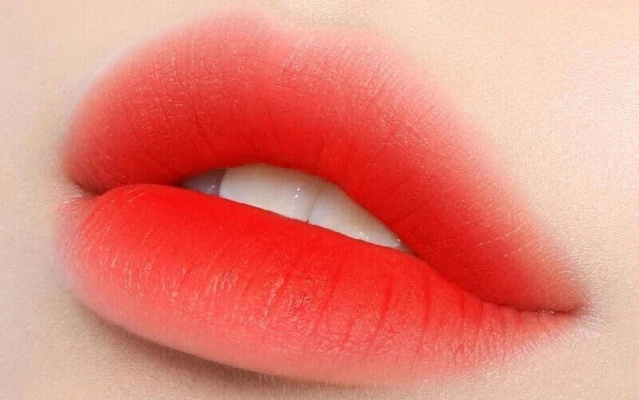 Phun môi collagen màu cam san hô giúp tôn lên vẻ đẹp nhẹ nhàng, tự nhiên