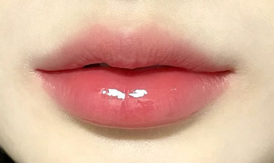 Phun môi Collagen mang đến đôi môi căng mọng nhờ kỹ thuật đưa mực chứa tinh chất collagen vào lớp thượng bì môi