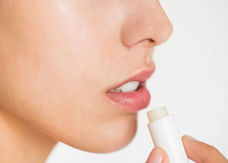 Dùng thuốc, gel, son dưỡng chuyên khử thâm môi