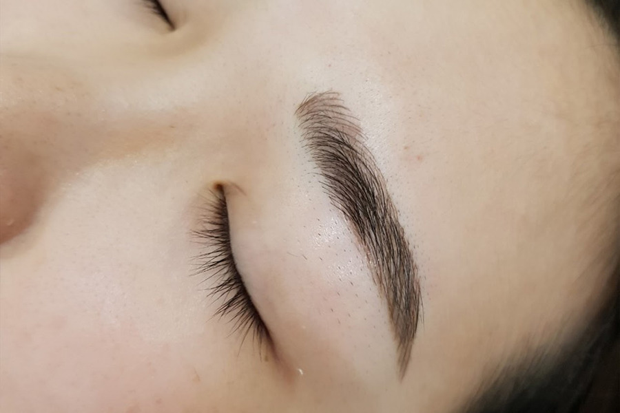Chỉnh chân mày phẩy sợi sau 1 tuần khi thấy lệch màu là một sai lầm vô cùng phổ biến mà nhiều người mắc phải