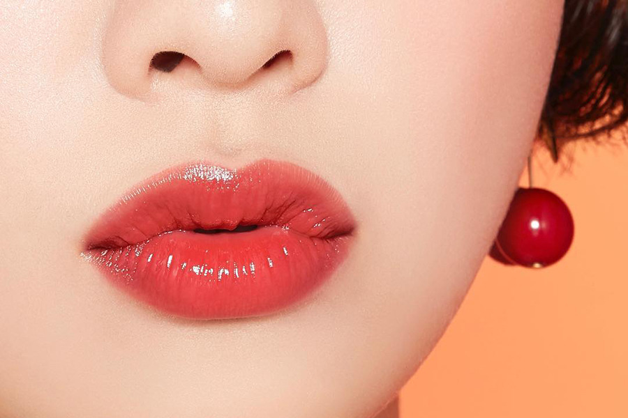 Phun môi phủ bóng collagen là công nghệ làm đẹp hiện đại giúp nuôi dưỡng và phục hồi đôi môi hiệu quả